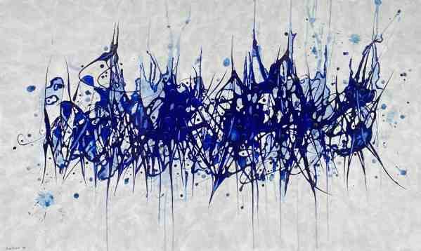 Monochrome bleu numéro 973 d’Enitram : un geste bleu profond traverse un fond blanc